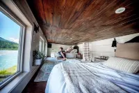 a riverfront retreat nestles on the Cowlitz River La Wis Wis Campground附近的飯店