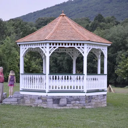 Quaint Historic Log Cabin Overlooking The James River. Отели в г. Ботетот