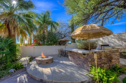 Family Friendly Desert oasis on golf course with Heated Pool!
