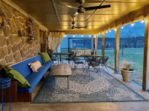 Lakefront House, Sleeps 20, Great for Family Gatherings, One hour from Tulsa