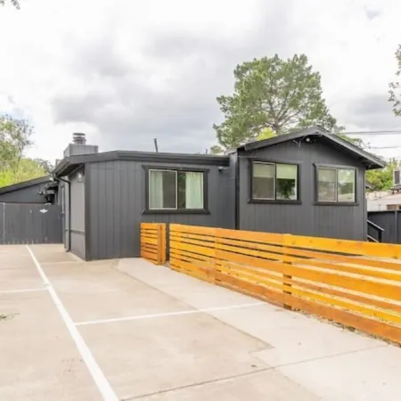 Large Families/Friends Group: 6 Bedroom w/3 Bathrooms and RV Parking