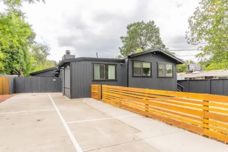 Modern Charm/Large families and friend groups Отели в г. Конкорд