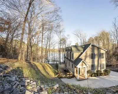 NEW!Lakefront retreat with huge dock, private cove. Perfect for Clemson Football Hotels near Hendrix Student Center