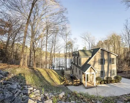 NEW!Lakefront retreat with huge dock, private cove. Perfect for Clemson Football Отели в г. Pickens County