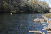 Southern Comfort Cabin- minutes from the river and the lake!