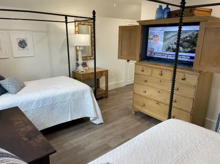 "Bee Keeper's Cottage" on private estate, new construction, close to everything! Отели рядом с достопримечательностью «Селери Филдс»