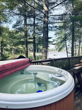 Wolves Den- Lakefront Cabin w/ Private Hot Tub