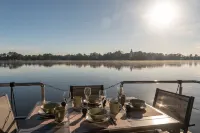 Luxury Houseboat with Many Extras Included Hotels in der Nähe von Schloss Mirow