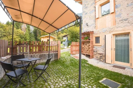 wonderful hut on the edge of the woods in Valle di Ledro for total relaxation Отели в г. Ledro