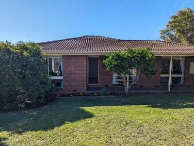 Mornington 2 Bedroom Getaway- short stroll to beach, cafes and shops.