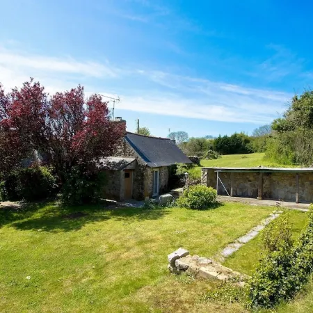 Old house near beach between Crozon Camaret Wifi calm bright garden