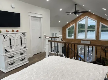 Cozy Waterfront Cottage- Reel Time