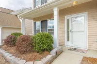 Modern, Relaxing, Peaceful home near Furniture Market and High Point University Walmart Garden Center附近的飯店