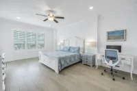 NEW! Madeira Beach Luxury 4BR Condo, Huge Private Balcony, Pool & Hot Tub Các khách sạn gần Landing Company
