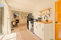 The Nook- Private Walkout Studio With Full Kitchen & Hot Tub!