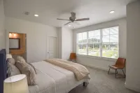 New  3BR/3.5BA condo 1.2 miles from MSU and 1.9 miles from the Cotton District!