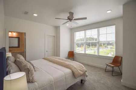 New  3BR/3.5BA condo 1.2 miles from MSU and 1.9 miles from the Cotton District!