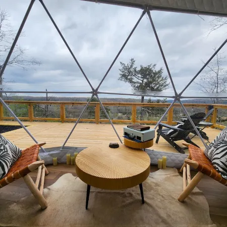 RIVER VIEW Cliff Dome Glamping @ White River, minutes to fishing, hikes!