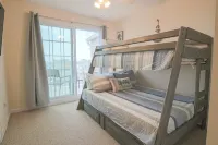 New Listing! Beautiful 2000 Square Foot Multi-Level Townhome. 1 BLOCK FROM BEACH - 4 stjerner