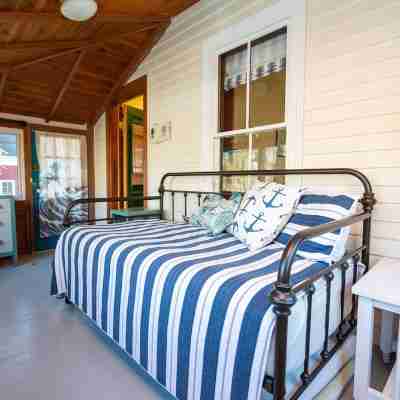 Antique Cottage RARE PRIVATE SAUNA Lighthouse Beach Nearby Trails Firepit Rooms
