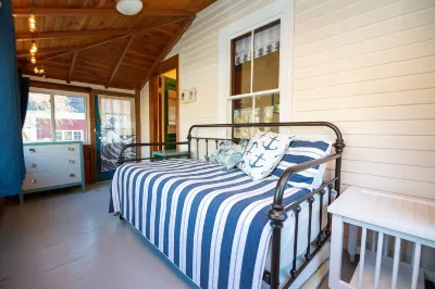 Antique Cottage RARE PRIVATE SAUNA Lighthouse Beach Nearby Trails Firepit Hotels near Wingaersheek Beach