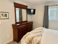 Newly Renovated 3BR/2BA Condo: Great Location with Stunning Mountain Views!