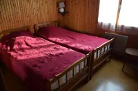 Chalet with fireplace (wood supplied) sleeps 10 (discount for stays of 3 nights or more)