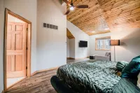 FallWater - 5BR Lakehouse, WtrFrnt, Ht Tub, F/pit. Close to Ski and Golf!