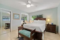 Walk to the beach, restaurants, grocery and more! Enjoy all Naples has to offer