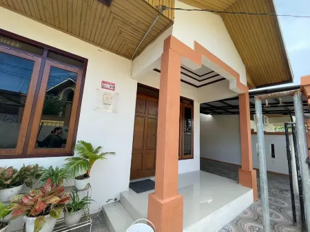 Mawar Homestay Отели в г. Банда Асех