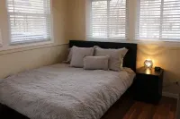 Walk to Downtown Royal Oak - Quiet neighborhood - Cozy 2 Bed 1 Bath Bungalow โรงแรมใน