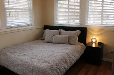 Walk to Downtown Royal Oak - Quiet neighborhood - Cozy 2 Bed 1 Bath Bungalow Hotel in zona Blu Jean Blues