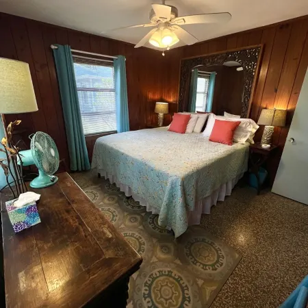 SOUTH BEACH & PARK Just Steps Away • STARFISH COTTAGE • Cute Cozy Vero Beach