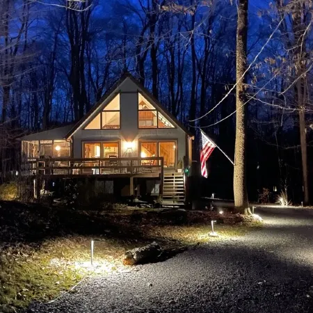 PearTree Chalet, Lake, Hot Tub, Gas & Wood FirePits