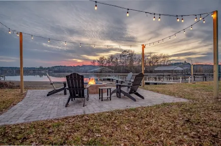✨New to VRBO✨ Lakefront Getaway: Fire Pit ~ Dock ~ Games ~ Family & Pet Friendly
