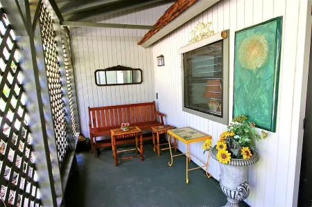 Beautiful Spacious Cottage on 1.5 Acre of Lush, Gated Property.  30 Day Minimum. Отели в г. Пупекея