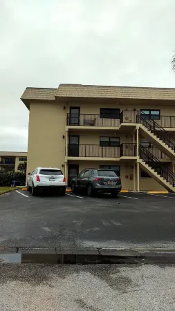 Ocean Front Condo, Steps to the beach,  2 bed/2 bath-Private beach & pool Отели в г. Ормонд-Бай-Те-Си