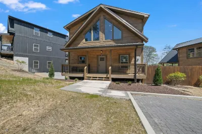 New Built Cabin with Indoor Swimming Pool in Pigeon Forge