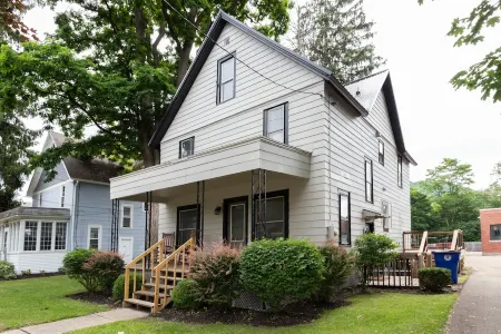 Wolf's Den Отели рядом с достопримечательностью «Watson's Chocolates»