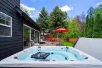 Lake, Hot Tub, Golf Retreat
