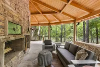 Camp McGu: Lakefront, 3 Fireplaces + Firepit, Pizza Oven, Gorgeous Setting