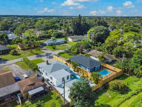 Remodeled HOT TUB & HEATED POOL house, 8 minutes to the beach! Shark Tank theme
