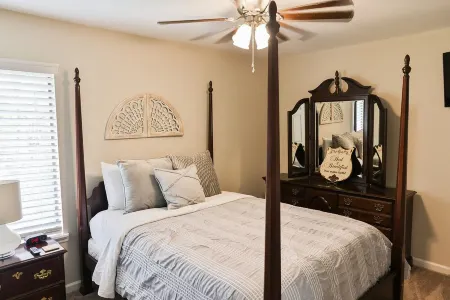 Cozy Home 1/2 mile from Chief Ladiga