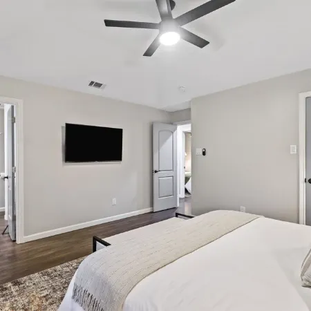 Cozy Updated Home w/ Hot Tub minutes from DFW Airport