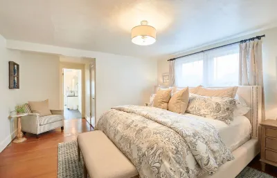 Luxurious, Spacious Pet-Friendly Home for Your Workcation In Wine Country Champoeg State Heritage Park附近的飯店