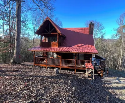 Family sized cabin 20 minutes from Pigeon Forge and 20 minutes from Gatlinburg! Blowing Cave Mill 주변 호텔