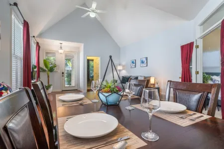 Beautiful Mud Island Home - Minutes From Downtown! Отели рядом с достопримечательностью «Memphis Cook Convention Center»