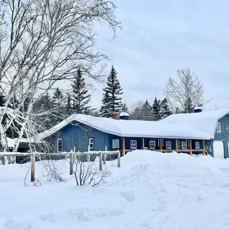 Comfort Elevated • Hot Tub • King Suite • Direct Trail Access • in Town • WiFi