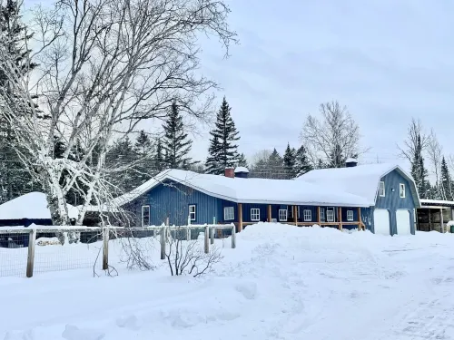 Comfort Elevated • Hot Tub • King Suite • Direct Trail Access • in Town • WiFi