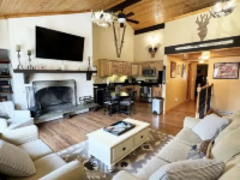 3 Bedroom Plus Loft, 2 Full Baths, 1 Minute to Story Land, 10 mins to Slopes! Hotels in Glen